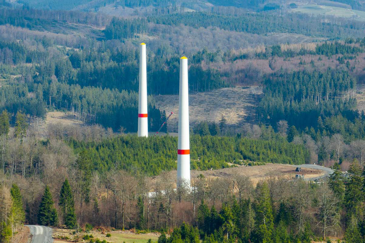 Windpark Bad Berleburg mit mehreren Windenergieanlagen in der Mittelgebirgslandschaft.