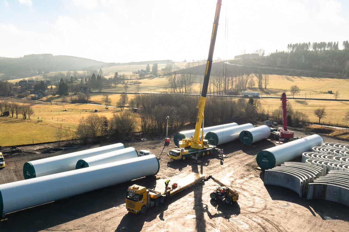 Windpark Bad Berleburg mit mehreren Windenergieanlagen in der Mittelgebirgslandschaft.