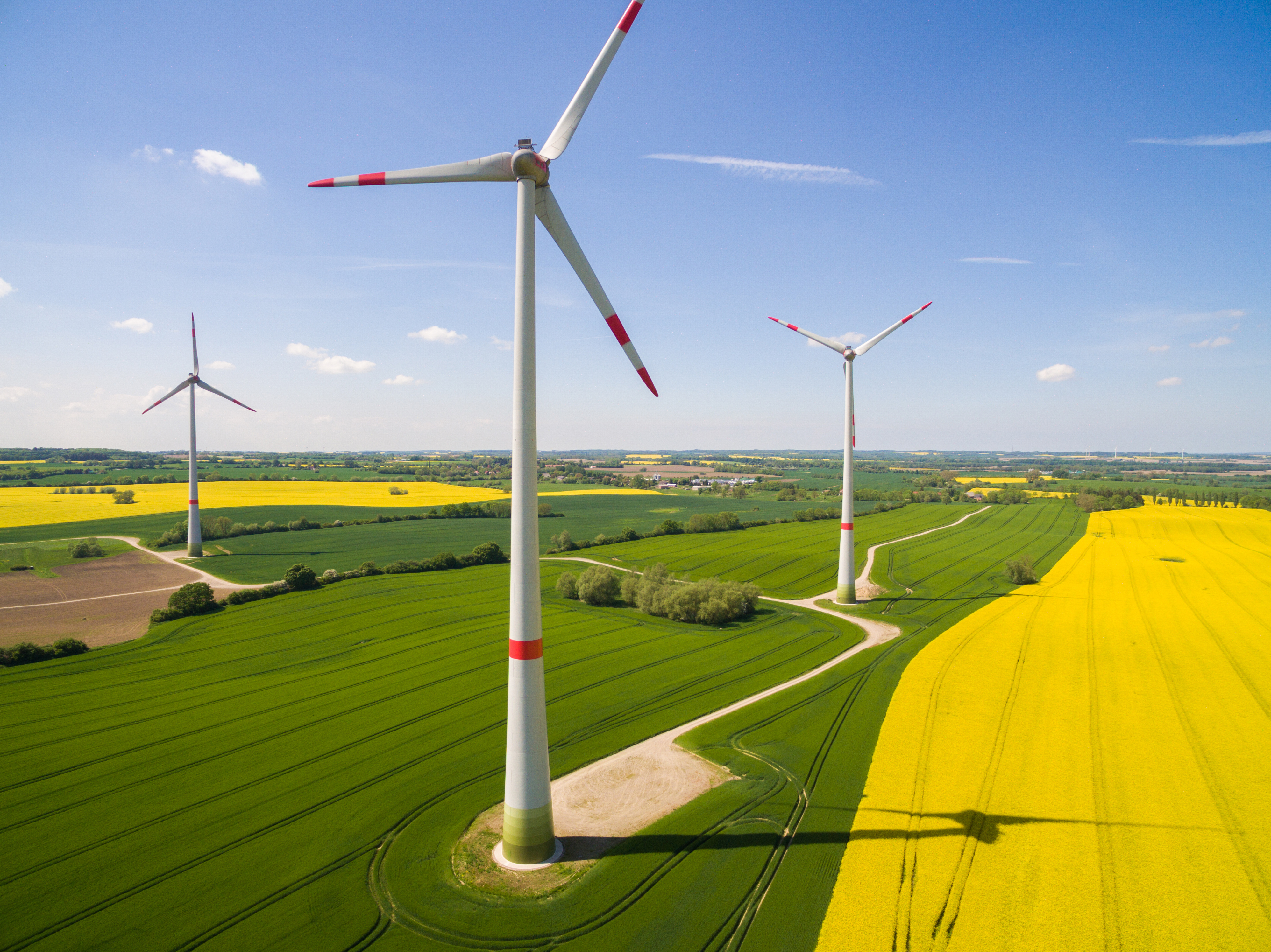 Windr&auml;der auf einem H&uuml;gel, blauer Himmel